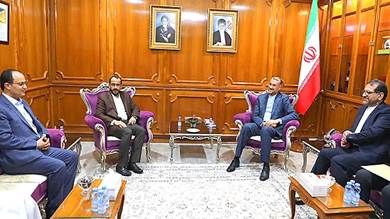 وفد إيراني بقيادة وزير الخارجية يلتقي الحوثيين في مسقط